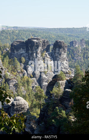 Vista di rocce di arenaria dell'Elba montagne vicino Rathen in Svizzera sassone Foto Stock