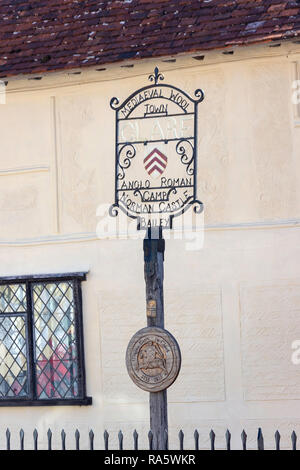 Villaggio segno a Clare Ancient House Museum, High Street, Clare, Suffolk, Inghilterra, Regno Unito Foto Stock