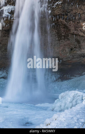Seljalandsfoss cascata lungo il fiume Seljalandsá che proviene dal ghiacciaio Eyjafjallajökull, lungo la costa sud dell'Islanda Foto Stock