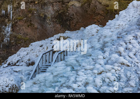 Scalone lungo il sentiero per Seljalandsfoss cascata lungo il fiume Seljalandsá che proviene dal ghiacciaio Eyjafjallajökull, lungo il sud coa Foto Stock