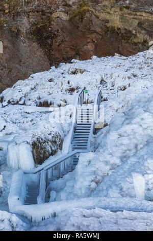 Scalone lungo il sentiero per Seljalandsfoss cascata lungo il fiume Seljalandsá che proviene dal ghiacciaio Eyjafjallajökull, lungo il sud coa Foto Stock