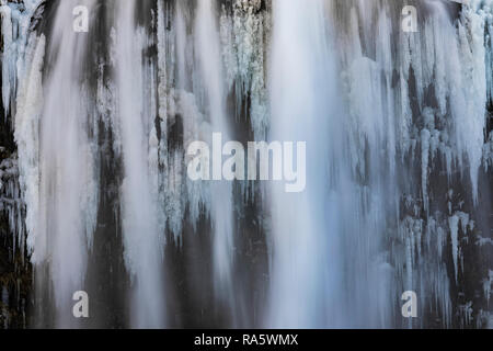Seljalandsfoss cascata lungo il fiume Seljalandsá che proviene dal ghiacciaio Eyjafjallajökull, lungo la costa sud dell'Islanda Foto Stock