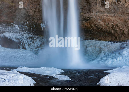 Seljalandsfoss cascata lungo il fiume Seljalandsá che proviene dal ghiacciaio Eyjafjallajökull, lungo la costa sud dell'Islanda Foto Stock