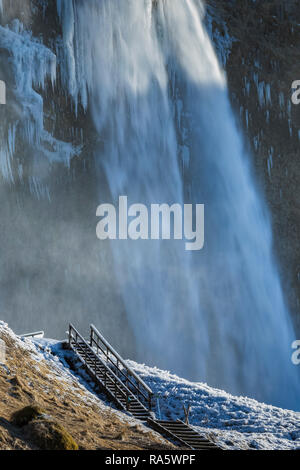 Scalone lungo il sentiero per Seljalandsfoss cascata lungo il fiume Seljalandsá che proviene dal ghiacciaio Eyjafjallajökull, lungo il sud coa Foto Stock