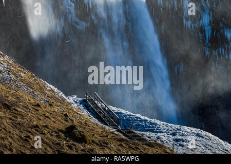 Scalone lungo il sentiero per Seljalandsfoss cascata lungo il fiume Seljalandsá che proviene dal ghiacciaio Eyjafjallajökull, lungo il sud coa Foto Stock
