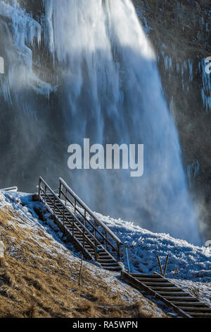 Scalone lungo il sentiero per Seljalandsfoss cascata lungo il fiume Seljalandsá che proviene dal ghiacciaio Eyjafjallajökull, lungo il sud coa Foto Stock