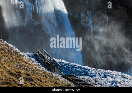 Scalone lungo il sentiero per Seljalandsfoss cascata lungo il fiume Seljalandsá che proviene dal ghiacciaio Eyjafjallajökull, lungo il sud coa Foto Stock