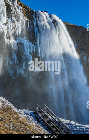 Scalone lungo il sentiero per Seljalandsfoss cascata lungo il fiume Seljalandsá che proviene dal ghiacciaio Eyjafjallajökull, lungo il sud coa Foto Stock