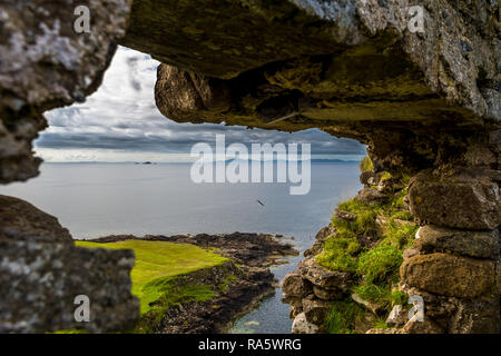 Vista panoramica attraverso la finestra di pietra al castello di Duntulm presso la costa dell'Isola di Skye in Scozia Foto Stock