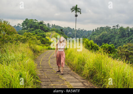 Giovane donna traveler in Campuhan Ridge a piedi , Scenic verde vallata di Ubud Bali Foto Stock