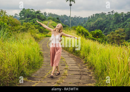 Giovane donna traveler in Campuhan Ridge a piedi , Scenic verde vallata di Ubud Bali Foto Stock