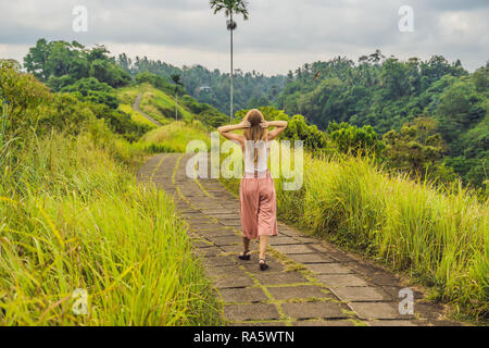 Giovane donna traveler in Campuhan Ridge a piedi , Scenic verde vallata di Ubud Bali Foto Stock