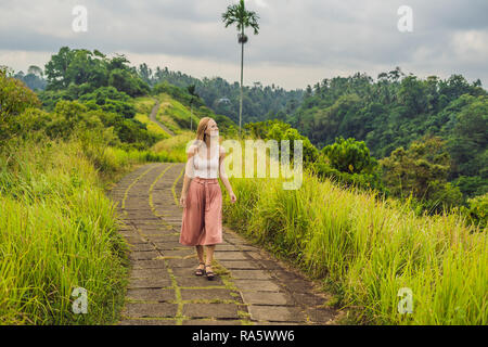 Giovane donna traveler in Campuhan Ridge a piedi , Scenic verde vallata di Ubud Bali Foto Stock