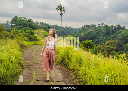 Giovane donna traveler in Campuhan Ridge a piedi , Scenic verde vallata di Ubud Bali Foto Stock