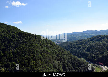 Montare Cetatea vicino castello di Poenari. Arges River Valley, Romania. Foto Stock