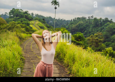 Giovane donna traveler in Campuhan Ridge a piedi , Scenic verde vallata di Ubud Bali Foto Stock