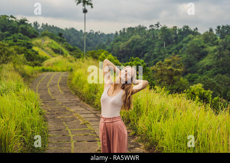 Giovane donna traveler in Campuhan Ridge a piedi , Scenic verde vallata di Ubud Bali Foto Stock