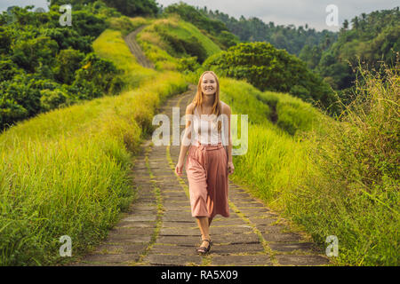 Giovane donna traveler in Campuhan Ridge a piedi , Scenic verde vallata di Ubud Bali Foto Stock