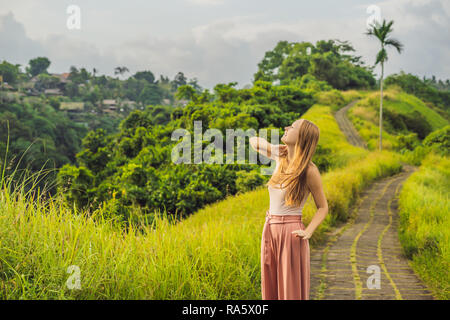 Giovane donna traveler in Campuhan Ridge a piedi , Scenic verde vallata di Ubud Bali Foto Stock