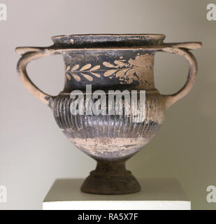 Nero-gloss kantharos, ruota-realizzata in ceramica (III secolo a.C.) Rose workshop. La cultura greca. Cabrera de mar, Catalogna, Spagna. Foto Stock