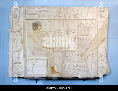Pannello con rilievi geroglifico dalla tomba del principe Rahotep a Meidum. (C. 2600 BC) Antico Regno. Foto Stock