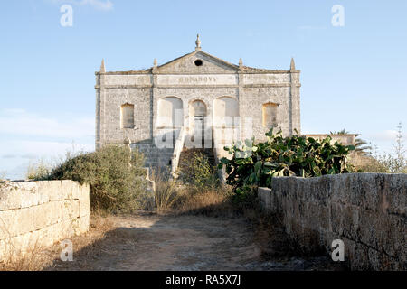 Vecchia villa abbandonata vicino a Ciutadella de Menorca, Maestosa architettura a seguito del Palladio regime. Xix secolo (circa 1880) Foto Stock