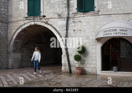 Passeggia per le imponenti e labirintiche strade della storia all'interno delle mura della città vecchia di Cattaro in Montenegro Foto Stock