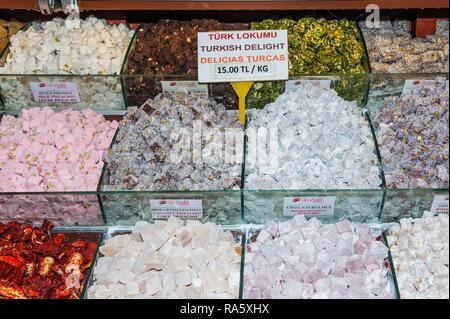 Turkish Delight pasticcini, il bazaar egiziano, Istanbul, Turchia Foto Stock