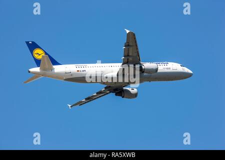 Lufthansa, Airbus A320-200, dopo il decollo dall'aeroporto di Duesseldorf, nella Renania settentrionale-Vestfalia Foto Stock