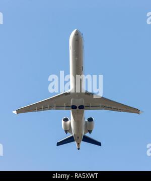 Eurowings, Canaria Regional Jet CRJ-900ER, dopo il decollo dall'aeroporto di Duesseldorf, nella Renania settentrionale-Vestfalia Foto Stock