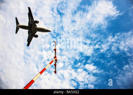 Lufthansa Boeing 737 in atterraggio a Duesseldorf Aeroporto internazionale di Duesseldorf, nella Renania settentrionale-Vestfalia Foto Stock