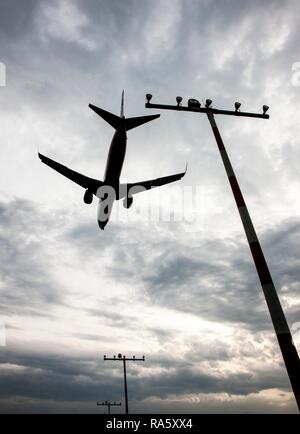 Jet del passeggero in atterraggio a Duesseldorf Aeroporto internazionale di Duesseldorf, nella Renania settentrionale-Vestfalia Foto Stock