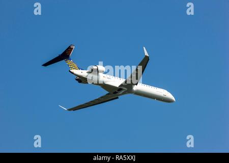 Eurowings Canaria Regional Jet CRJ-900ER, dopo il decollo dall'aeroporto di Duesseldorf, nella Renania settentrionale-Vestfalia Foto Stock