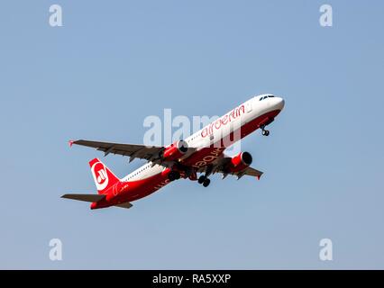 Air Berlin, Boeing 737-800, dopo il decollo dall'aeroporto di Duesseldorf, nella Renania settentrionale-Vestfalia Foto Stock