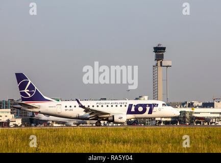 Partita, una Linee Aeree Polacche Embraer ERJ-170 dopo lo sbarco a Duesseldorf Aeroporto internazionale di Duesseldorf, nella Renania settentrionale-Vestfalia Foto Stock