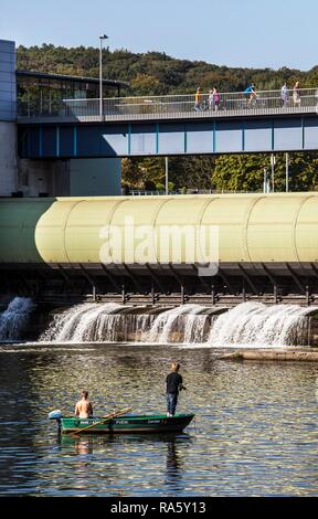 Giovani uomini in barca a remi con un motore fuoribordo di pesca sul fiume Ruhr, nella parte anteriore della diga del lago Baldeneysee, Essen Foto Stock