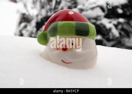 Santa sulla neve. Santa decorazione sulla neve. Foto Stock