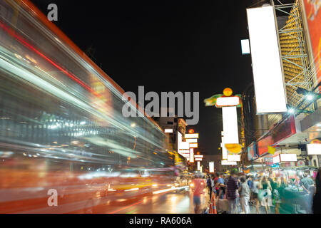 China Town chiamato Yaowarat nelle ore di punta e di notte lungo la luce di esposizione, Bangkok in Thailandia. Foto Stock