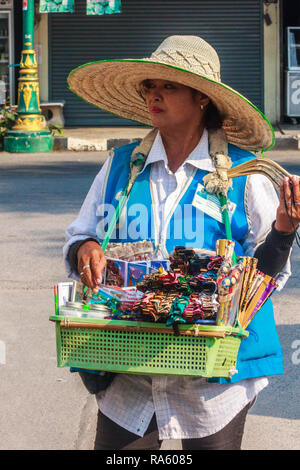 Damnoen Saduak - 4 Marzo 2014: una donna venditore che vende souvenir. La città è famosa per il suo mercato galleggiante. Foto Stock