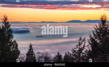 Ingresso Burrard tramonto. Vista panoramica del British Columbia per via navigabile e lo Stretto di Georgia da West Vancouver. Seascape sfondo con copia spazio. Foto Stock