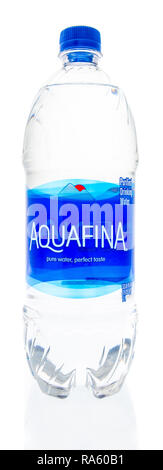 Winneconne, WI - 30 dicembre 2018: Aquafina una bottiglia di acqua su un isolato sfondo. Foto Stock