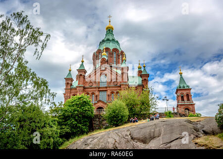 Helsinki, Finlandia - Jun 10th 2018 - Una grande chiesa con una cupola verde sulla cima di una roccia a Helsinki, capitale della Finlandia Foto Stock