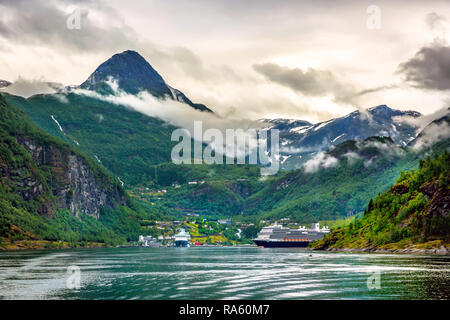 Incrociatore enorme nel mezzo di fiordi con picco di alta montagna in Norvegia Foto Stock