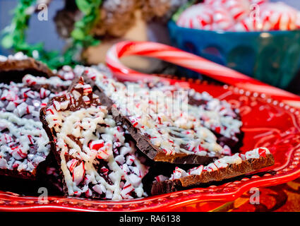 Il cioccolato fondente di corteccia di menta piperita candy è servita su una targhetta rossa, Dic 31, 2018 in Coden, Alabama. Foto Stock