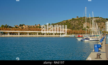 Barche a vela nel porto di Malaga con paseo del muelle onu promenade, montagne e Alcazaba castello nel retro Foto Stock