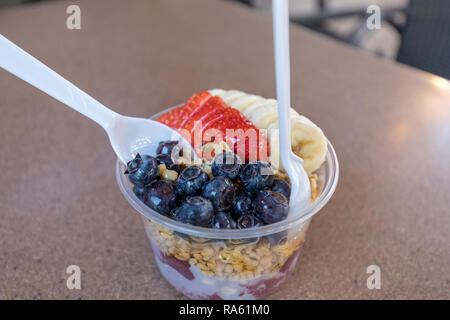 Vista di un congelati acai ciotola con frutta fresca - Immagine Foto Stock