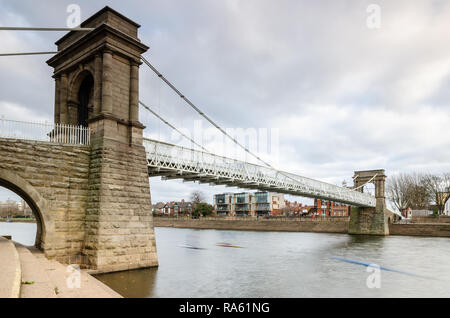 Wilford Suspension Bridge a Victoria Embankment a Nottingham, Regno Unito Foto Stock