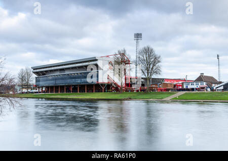 Una lunga esposizione della città Massa, casa di Nottingham Forest Football Club sulle rive del fiume Trent in Nottingham, Regno Unito Foto Stock