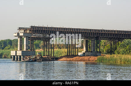 Vista di una grande strada concreta bridge in costruzione spanning ampio fiume Nilo in Egitto in Kom Ombo Foto Stock