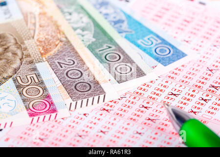 Biglietto della lotteria con una penna e lucidare il denaro Foto Stock